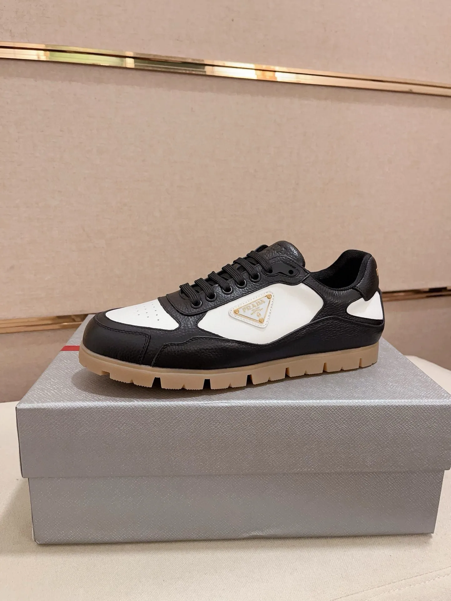 Men's shoes 💰 540💰 ✔️✔️✔️Higher version High-quality new PRADA (Prada) counters are launched at the same time. The new men's shoes and 😘 fabrics are made of high-tech glue-making technology. Lining: Full cowhide lining. 👍🏿 High-end ☄️ air-cushion molded anti-slip rubber outsole, exquisite lines, simple and elegant, comfortable and high-end for leisure travel. Code number: 38 to 44 (45 can be customized and cannot be returned or exchanged)
